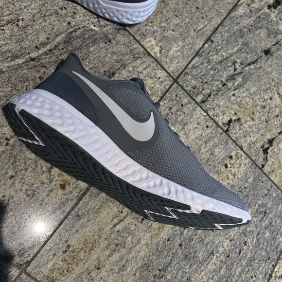 Brand new Nike Revolution sneakers - Picture 3 of 7